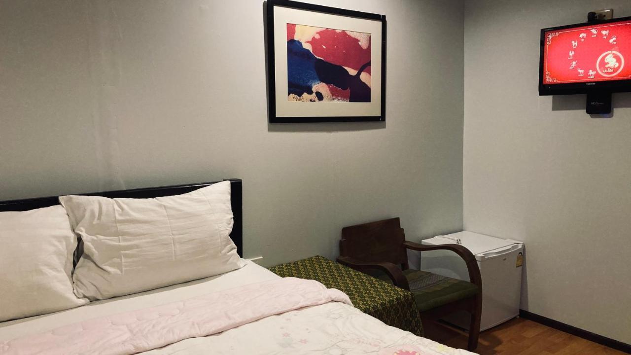 Noom Guesthouse Lop Buri Екстериор снимка