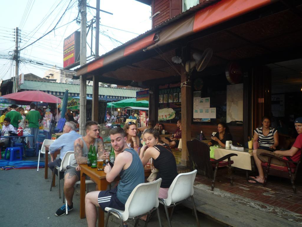Noom Guesthouse Lop Buri Екстериор снимка