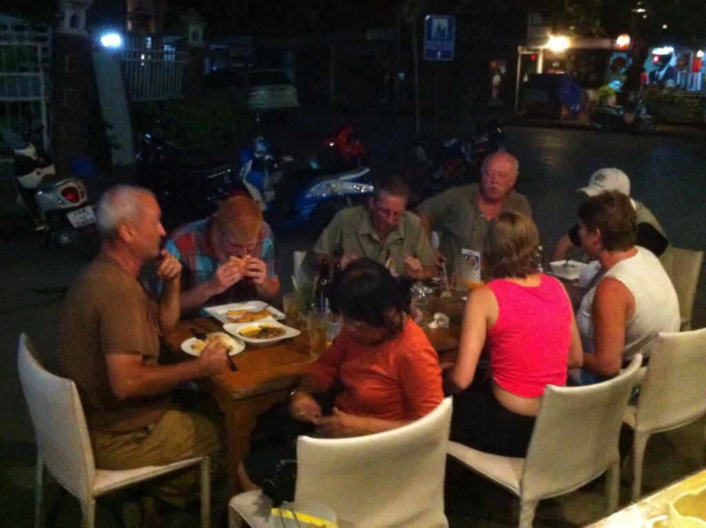 Noom Guesthouse Lop Buri Екстериор снимка