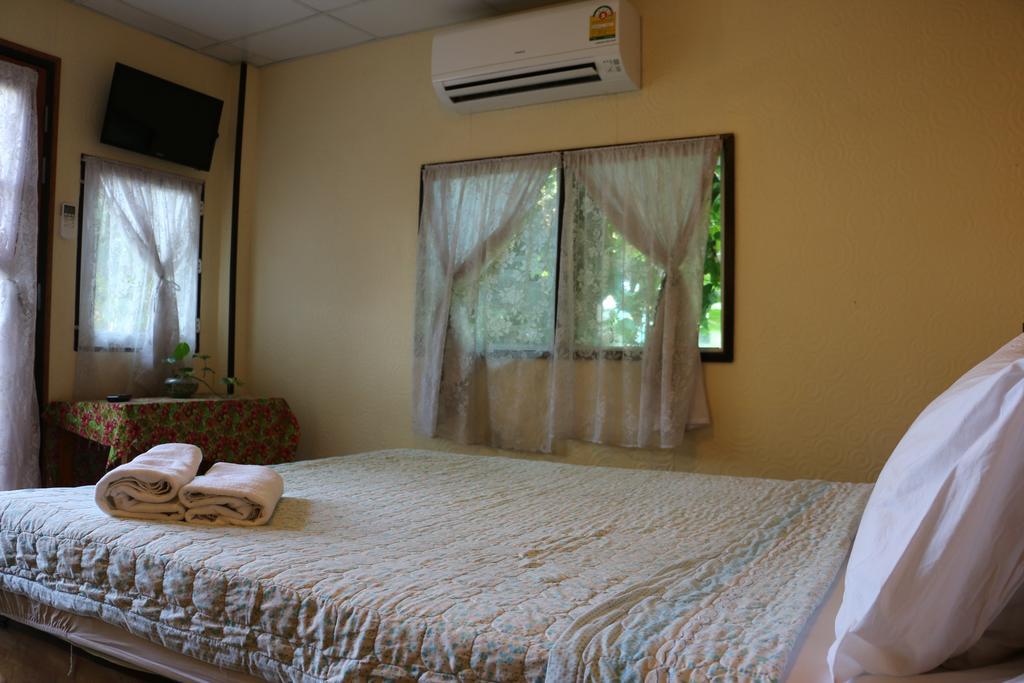 Noom Guesthouse Lop Buri Екстериор снимка