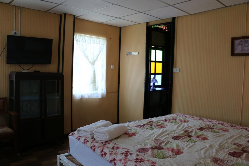 Noom Guesthouse Lop Buri Екстериор снимка