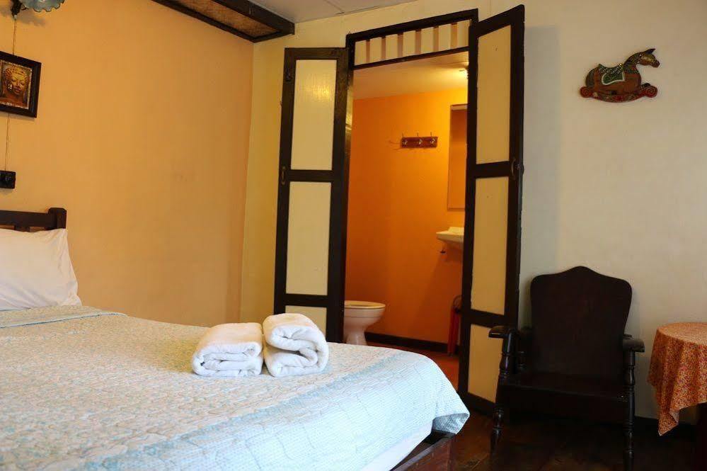 Noom Guesthouse Lop Buri Екстериор снимка