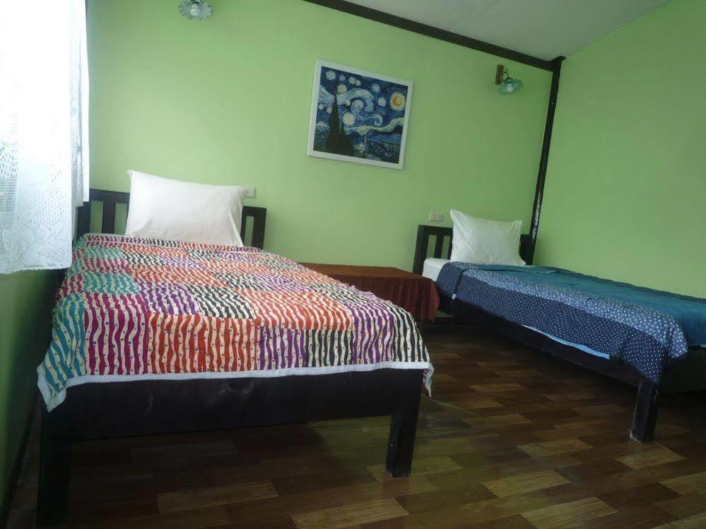 Noom Guesthouse Lop Buri Екстериор снимка