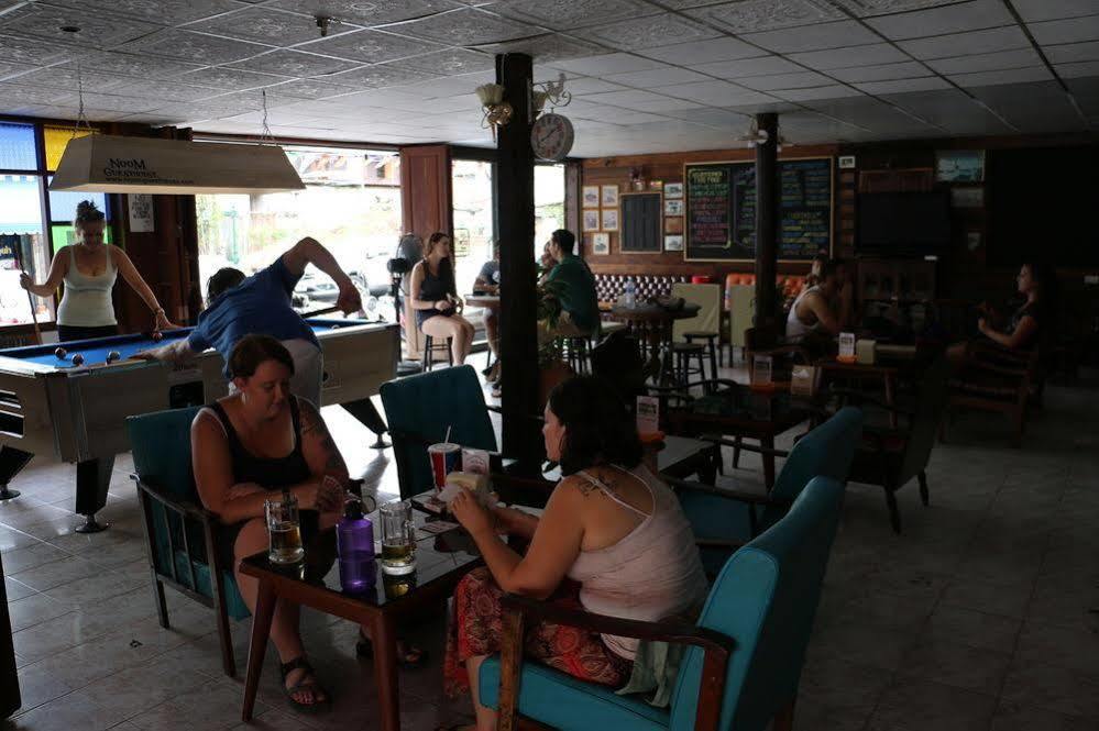 Noom Guesthouse Lop Buri Екстериор снимка